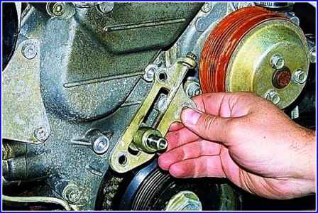 Removing and installing alternator belt ZMZ-406