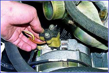 Revisando y reemplazando las escobillas del generador y regulador de voltaje del auto Gazelle
