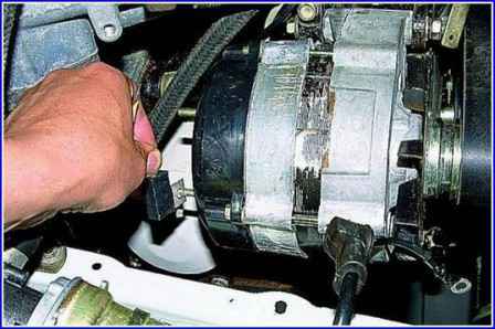 Revisando y reemplazando las escobillas del generador y regulador de tensión del coche Gazelle