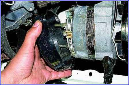 Revisando y reemplazando las escobillas del generador y regulador de tensión del coche Gazelle