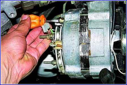Checking and replacing the brushes of the generator and voltage regulator of the Gazelle car