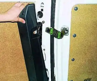 Reemplazo de bombillas y luces traseras de un automóvil Gazelle Reemplazo de bombillas y luces traseras de un automóvil Gazelle