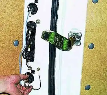 Reemplazo de bombillas y luces traseras de un automóvil Gazelle Reemplazo de bombillas y luces traseras de un automóvil Gazelle