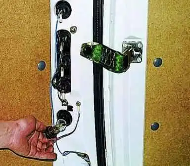 Reemplazo de bombillas y luces traseras de un automóvil Gazelle Reemplazo de bombillas y luces traseras de un automóvil Gazelle