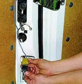 Reemplazo de bombillas y luces traseras de un automóvil Gazelle Reemplazo de bombillas y luces traseras de un automóvil Gazelle