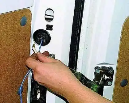 Reemplazo de bombillas y luces traseras de un automóvil Gazelle Reemplazo de bombillas y luces traseras de un automóvil Gazelle