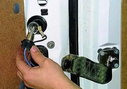 Reemplazo de bombillas y luces traseras de un automóvil Gazelle Reemplazo de bombillas y luces traseras de un automóvil Gazelle