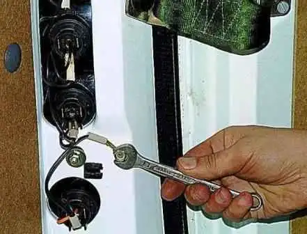 Reemplazo de bombillas y luces traseras de un automóvil Gazelle Reemplazo de bombillas y luces traseras de un automóvil Gazelle