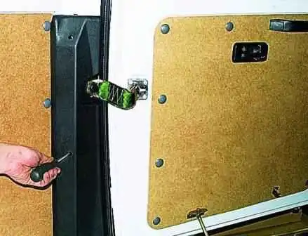 Reemplazo de bombillas y luces traseras de un auto Gazelle Reemplazo de bombillas y luces traseras de un auto Gazelle