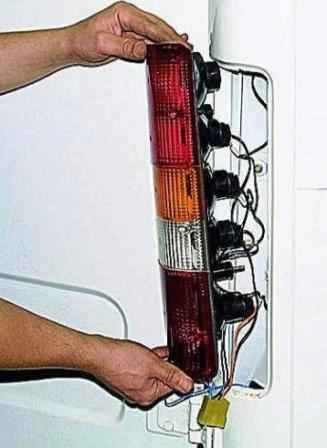 Replacement of bulbs and taillights of a Gazelle car