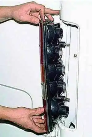 Reemplazo de bombillas y luces traseras de un automóvil Gazelle Reemplazo de bombillas y luces traseras de un automóvil Gazelle