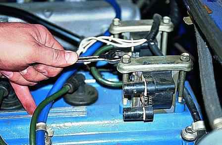 Revisando y reemplazando las bobinas de encendido del motor ZMZ-406 engine