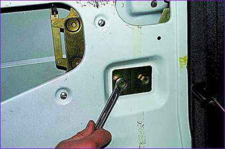 Removing, installing and adjusting the sliding door of a Gazelle car