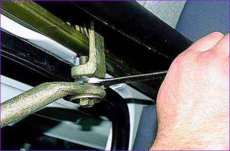 Retirar, instalar y ajustar la puerta corredera de un automóvil Gazelle car