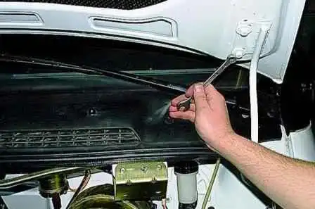 How to remove and install the hood and its lock of a Gazelle car How to remove and install the hood and its lock of a Gazelle car