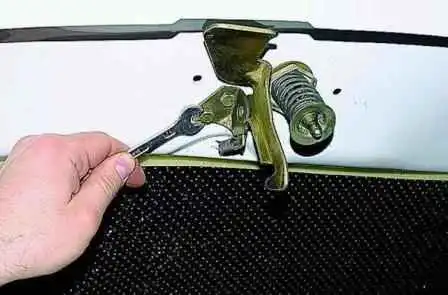 How to remove and install the hood and its lock of a Gazelle car How to remove and install the hood and its lock of a Gazelle car