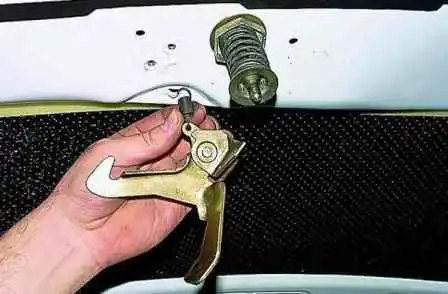 How to remove and install the hood and its lock of a Gazelle car How to remove and install the hood and its lock of a Gazelle car