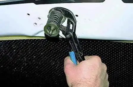 How to remove and install the hood and its lock of a Gazelle car How to remove and install the hood and its lock of a Gazelle car