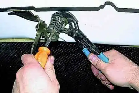 How to remove and install the hood and its lock of a Gazelle car How to remove and install the hood and its lock of a Gazelle car