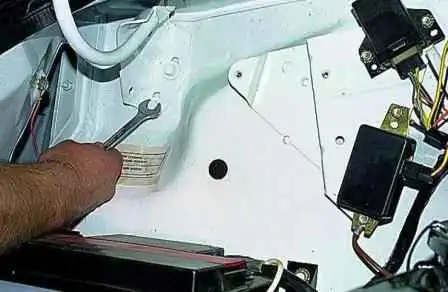 How to remove and install the hood and its lock of a Gazelle car How to remove and install the hood and its lock of a Gazelle car