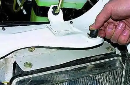 How to remove and install the hood and its lock of a Gazelle car How to remove and install the hood and its lock of a Gazelle car