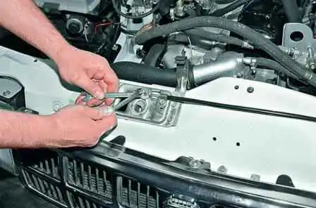 How to remove and install the hood and its lock of a Gazelle car How to remove and install the hood and its lock of a Gazelle car