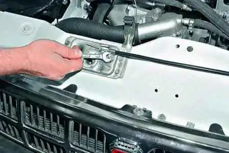 How to remove and install the hood and its lock of a Gazelle car How to remove and install the hood and its lock of a Gazelle car