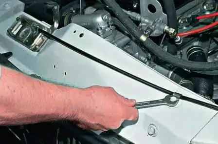 How to remove and install the hood and its lock of a Gazelle car How to remove and install the hood and its lock of a Gazelle car