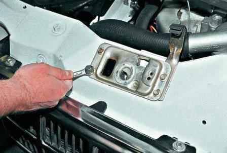 How to remove and install the hood and its lock of a Gazelle car