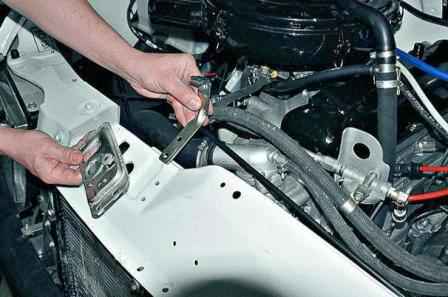 How to remove and install the hood and its lock of a Gazelle car