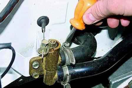 Retirar el grifo de la calefacción y la bomba de calefacción auxiliar de un Gazelle car