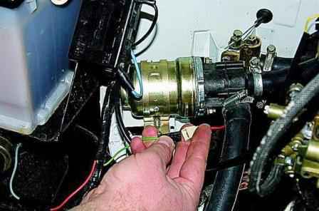 Extracción de la válvula de calefacción y la bomba de calefacción auxiliar del Coche Gazelle