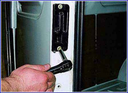 Reparatur der hinteren Türen des Gazelle-Lieferwagens