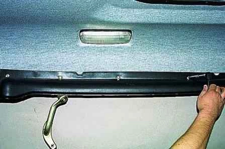 Retirando los mecanismos de la puerta corrediza del carro Gazelle