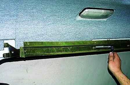 Retirando los mecanismos de la puerta corrediza del carro Gazelle