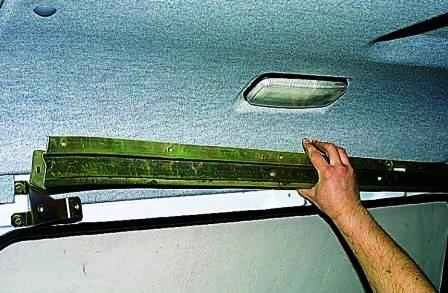 Retirando los mecanismos de la puerta corrediza del carro Gazelle