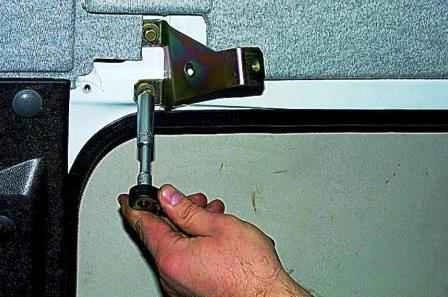 Retirando los mecanismos de la puerta corrediza del carro Gazelle