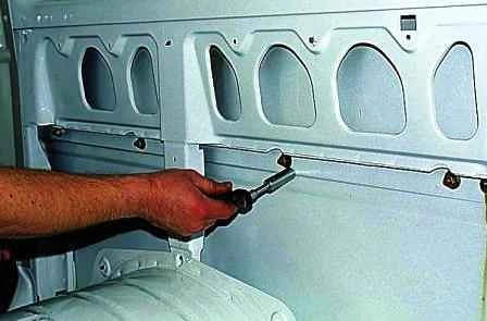 Retirando los mecanismos de la puerta corrediza del carro Gazelle