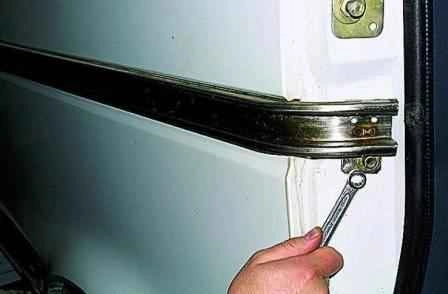 Retirando los mecanismos de la puerta corrediza del carro Gazelle