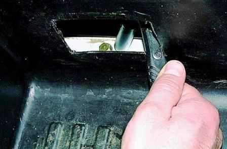 Retirando los mecanismos de la puerta corrediza del carro Gazelle