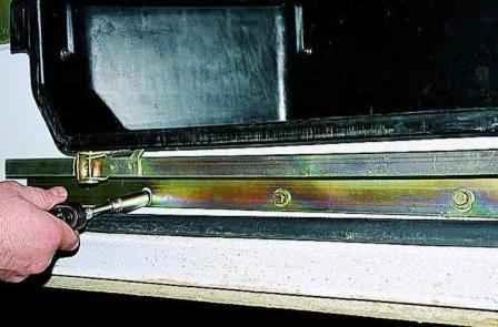 Retirando los mecanismos de la puerta corrediza del carro Gazelle