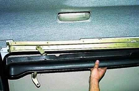 Retirando los mecanismos de la puerta corrediza del carro Gazelle