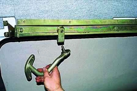 Retirando los mecanismos de la puerta corrediza del carro Gazelle