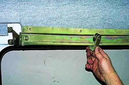 Retirando los mecanismos de la puerta corrediza del carro Gazelle