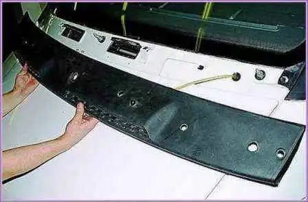 Überprüfen und Ersetzen des Scheibenwischers eines Gazelle-Autos Überprüfen und Ersetzen eines Scheibenwischers eines Gazelle-Autos