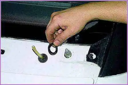 Überprüfen und Ersetzen des Scheibenwischers eines Gazelle-Autos Überprüfen und Ersetzen des Scheibenwischers eines Gazelle-Autos