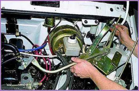 Überprüfen und Ersetzen des Scheibenwischers eines Gazelle-Autos Überprüfen und Ersetzen eines Scheibenwischers eines Gazelle-Autos