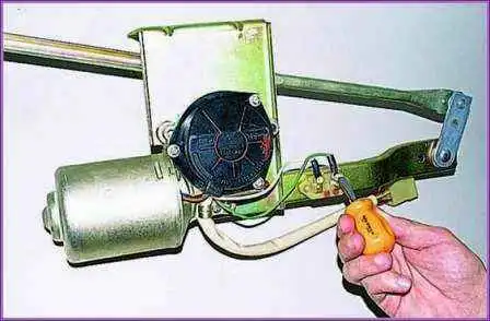 Überprüfen und Ersetzen des Scheibenwischers eines Gazelle-Autos Überprüfen und Ersetzen des Scheibenwischers eines Gazelle-Autos