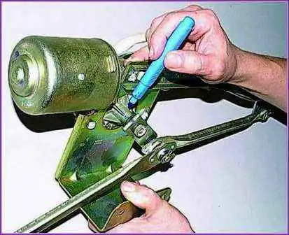 Überprüfen und Ersetzen des Scheibenwischers eines Gazelle-Autos Überprüfen und Ersetzen des Scheibenwischers eines Gazelle-Autos