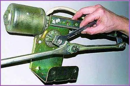 Überprüfen und Ersetzen des Scheibenwischers eines Gazelle-Autos Überprüfen und Ersetzen des Scheibenwischers eines Gazelle-Autos